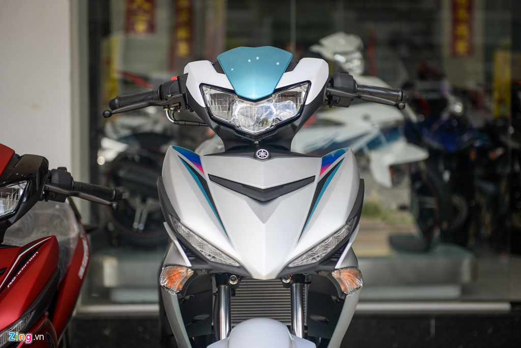 Về kỹ thuật, xe không có bất cứ khác biệt nào so với bản tiêu chuẩn. Đèn pha phía trước Full LED với 3 chóa đèn, sáng chính giữa ở chế độ chiếu gần và sáng cả 3 khi chuyển chế độ chiếu xa. Yamaha Exciter là đối thủ trực tiếp của Honda Winner.