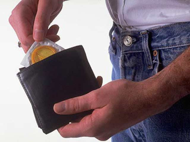 Nhặt được ví của chồng thấy chiếc bao cao su đã xé vỏ tôi ứa nước mắt. Ảnh minh họa.