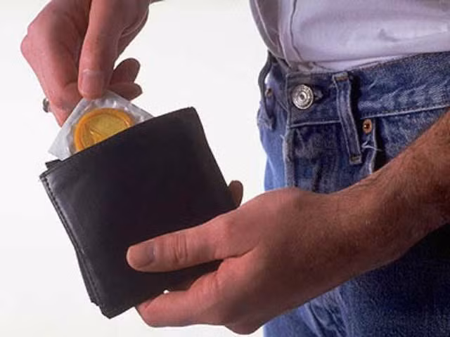 Nhặt được ví của chồng thấy chiếc bao cao su đã xé vỏ tôi ứa nước mắt. Ảnh minh họa. Nhặt được ví của chồng thấy chiếc bao cao su đã xé vỏ tôi ứa nước mắt. Ảnh minh họa.