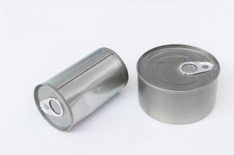  1. Bisphenol-A (BPA), có trong thực phẩm đóng hộp và nhựa Một trong những vật dụng quen thuộc nhà nào cũng có là thực phẩm đóng hộp. Theo đó, BPA được coi là chất gây rối loạn nội tiết, bởi nó có thể cản trở chức năng của các hormone khoẻ mạnh. BPA thậm chí còn “bắt chước” tác dụng của estrogen, làm tăng nguy cơ ung thư tuyến tiền liệt, ung thư vú và béo phì. Bên cạnh đó, nó cũng có thể gây ra các bệnh về tim mạch.