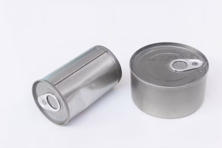  1. Bisphenol-A (BPA), có trong thực phẩm đóng hộp và nhựa Một trong những vật dụng quen thuộc nhà nào cũng có là thực phẩm đóng hộp. Theo đó, BPA được coi là chất gây rối loạn nội tiết, bởi nó có thể cản trở chức năng của các hormone khoẻ mạnh. BPA thậm chí còn “bắt chước” tác dụng của estrogen, làm tăng nguy cơ ung thư tuyến tiền liệt, ung thư vú và béo phì. Bên cạnh đó, nó cũng có thể gây ra các bệnh về tim mạch.