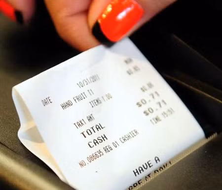 Một nghiên cứu đã chỉ ra rằng, nồng độ BPA trong máu cao đồng thời gia tăng nguy cơ đột tử. Các nhà nghiên cứu sau khi tìm hiểu mức độ của BPA với gần 1600 người Anh và theo dõi tình hình sức khoẻ của họ trong vòng 10 năm đã đưa ra kết luận rằng, những người có khả năng cao mắc bệnh về tim mạch sẽ có nồng độ BPA cao trong nước tiểu. Giải pháp: Hãy mua thực phẩm đóng hộp với nhãn BPA-free (không chứa BPA). Hơn nữa, đừng chạm vào những hoá đơn được in trên giấy nhiệt, đó là một nguồn BPA khổng lồ.