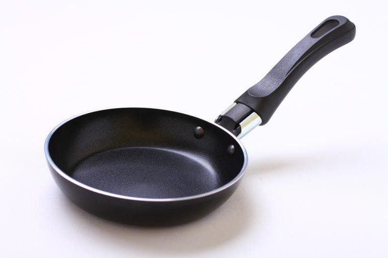  3. Perfluorinated (PFC) trong chảo chống dính Loại hoá chất này được tìm thấy trong lớp phủ chống nước trên quần áo và vật dụng gia đình, có khả năng ảnh hưởng đến chức năng tuyến giáp, chất lượng tinh trùng và sức khoẻ của thận, đồng thời gây ra các bệnh tim mạch.