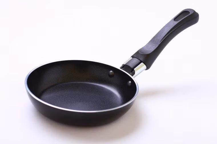  3. Perfluorinated (PFC) trong chảo chống dính Loại hoá chất này được tìm thấy trong lớp phủ chống nước trên quần áo và vật dụng gia đình, có khả năng ảnh hưởng đến chức năng tuyến giáp, chất lượng tinh trùng và sức khoẻ của thận, đồng thời gây ra các bệnh tim mạch.