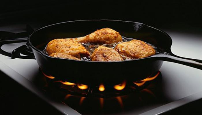 Trong một nghiên cứu gần đây của Đan Mạch, các nhà khoa học đã công bố rằng 500 trẻ em thừa cân có mức PFCs trong máu cao và có khả năng phát triển thành các bệnh tim và tiểu đường, tăng nồng độ insulin và triglyceride. Giải pháp: Tránh xa các sản phẩm có khả năng chống dính, chống nước để phòng ngừa bệnh tim mạch và các loại bệnh khác.