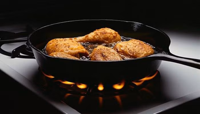 Trong một nghiên cứu gần đây của Đan Mạch, các nhà khoa học đã công bố rằng 500 trẻ em thừa cân có mức PFCs trong máu cao và có khả năng phát triển thành các bệnh tim và tiểu đường, tăng nồng độ insulin và triglyceride. Giải pháp: Tránh xa các sản phẩm có khả năng chống dính, chống nước để phòng ngừa bệnh tim mạch và các loại bệnh khác.