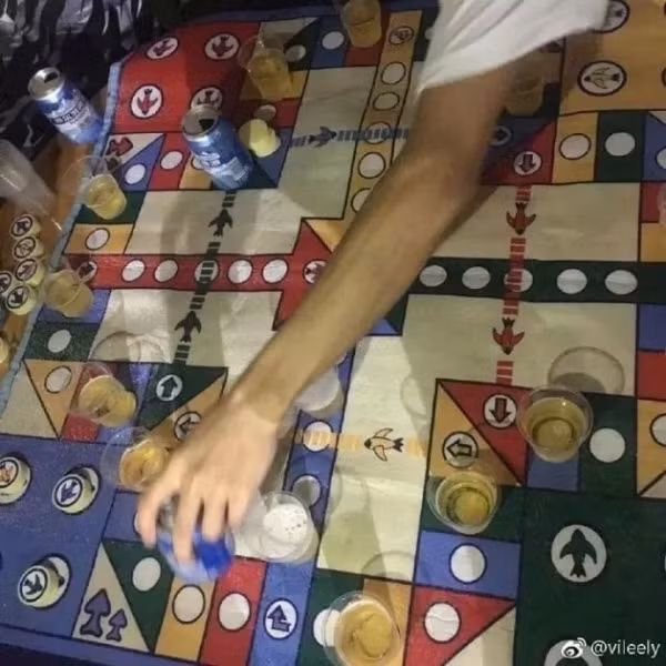 Bonus: Khi không có tiền, người ta dùng tài uống bia rượu để mua đường đi trong môn cờ.