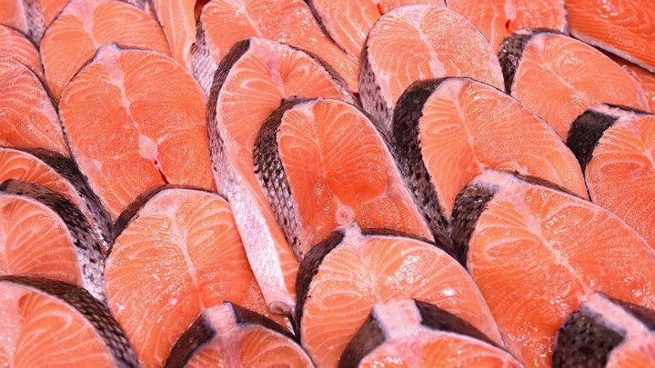 Hải sản chứa đầy axit béo omega-3 bảo vệ tim, não và mắt, đồng thời giảm viêm, có thể giúp loại bỏ sự khó chịu xảy ra trong chu kỳ kinh nguyệt của phụ nữ. Hải sản vô cùng có lợi cho phụ nữ mang thai và cho con bú, vì omega-3 rất cần thiết cho sự phát triển của bé và cũng có thể giúp ngăn ngừa trầm cảm sau sinh