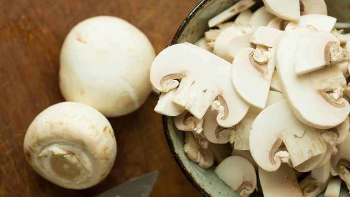 Nấm rất giàu vitamin D và giúp cơ thể hấp thụ canxi cần thiết cho phụ nữ trước và sau mãn kinh. Ăn nấm hàng ngày có thể tăng phản ứng miễn dịch và giảm viêm để làm chậm quá trình lão hóa.