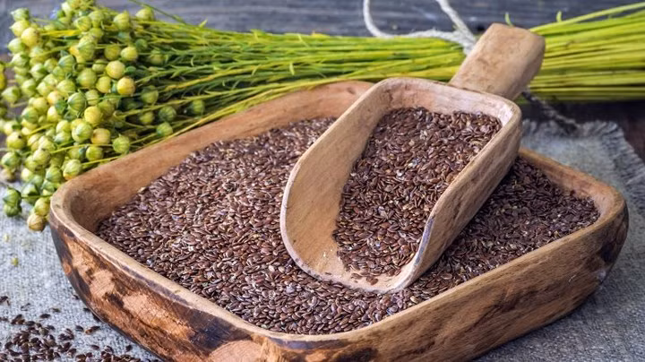 Hạt lanh là bổ sung tuyệt vời cho chế độ ăn uống vì sức mạnh chống lại ung thư của nó. Hạt lanh có chứa các hợp chất giống estrogen giống như lignans đã được chứng minh làm chậm sự phát triển ung thư vú. Ngoài ra, hạt lanh giảm bớt táo bón, cải thiện tình trạng tiêu hóa, giảm cholesterol và làm giảm nguy cơ mắc bệnh tim.