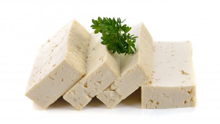 Đậu hũ là một loại thực phẩm đa năng. Nó có những lợi ích dinh dưỡng quan trọng đối với phụ nữ lớn tuổi. Ngăn ngừa lão hóa và tiền mãn kinh sớm ở phụ nữ, giảm sản xuất estrogen. Thực phẩm này cũng giàu chất đạm và cường estrogen trong cơ thể. Ngoài ra, đậu hũ chứa seitan, và edamame có thể làm giảm nguy cơ loãng xương.