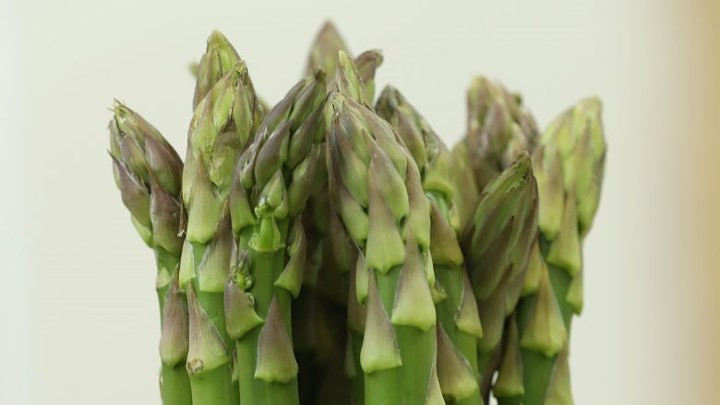 Một loại rau xanh khác có chứa chất dinh dưỡng là măng tây. Măng tây là một trong những loại rau giàu folate, một loại vitamin quan trọng ngăn ngừa thiếu máu, giúp tăng trưởng tế bào và là điều cần thiết cho sự phát triển của bào thai.