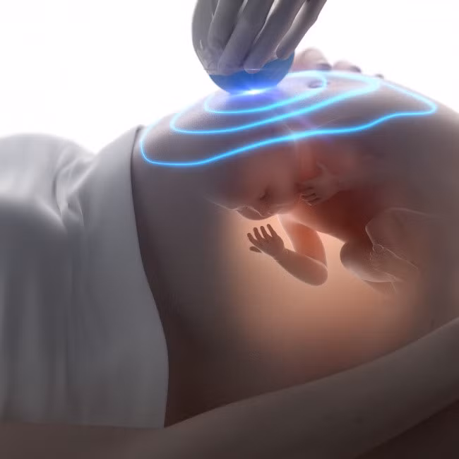 Quan niệm 2: Siêu âm nhiều có thể gây hại thai nhi. Hầu hết bác sĩ khuyên phụ nữ mang thai phát triển bình thường nên siêu âm 3 lần trong một thai kỳ, mỗi lần cách nhau 3 tháng. Việc kiểm tra nên được thực hiện thường xuyên hơn nếu có mối đe dọa đối với sức khỏe mẹ hoặc em bé. Ngoài ra, sử dụng sóng siêu âm tần số cao không gây hại như chụp X-quang vì nó không có phơi nhiễm bức xạ ion hóa. Thậm chí, nhờ siêu âm, bác sĩ có thể loại trừ khả năng mang thai ngoài tử cung, xác định bệnh lý của thai nhi.