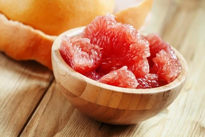 Bưởi: Là một nguồn vitamin C dồi dào, pectin và chất chống oxy hóa trong bưởi cũng hỗ trợ quá trình làm sạch tự nhiên của gan. Nó cũng chứa glutathione, một chất chống oxy hóa mạnh mẽ giúp trung hòa các gốc tự do và giải độc gan. Hơn nữa, naringenin flavonoid trong bưởi giúp phân hủy chất béo.