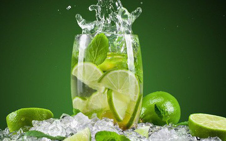 Chanh: Chanh giúp giải độc gan chủ yếu là do chất chống oxy hóa D-Limonene có trong nó, chất này giúp kích hoạt các enzym trong gan giúp giải độc. Hơn nữa, lượng vitamin C cao trong chanh giúp gan sản xuất nhiều enzym hơn để hỗ trợ tiêu hóa. Chanh cũng làm tăng khả năng hấp thụ khoáng chất của gan.