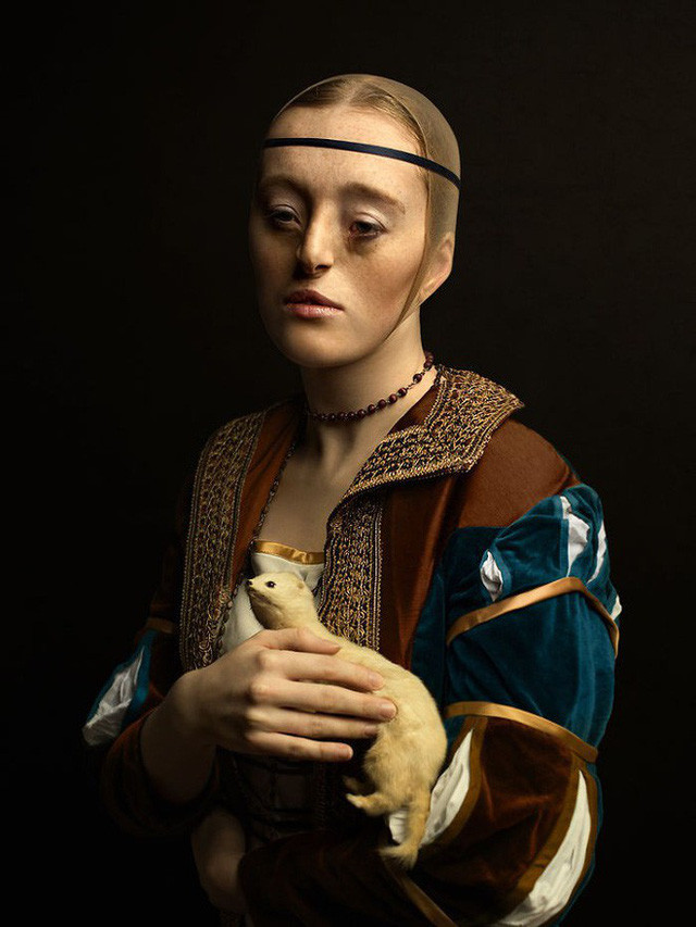 Cô gái trong trang phục xưa...