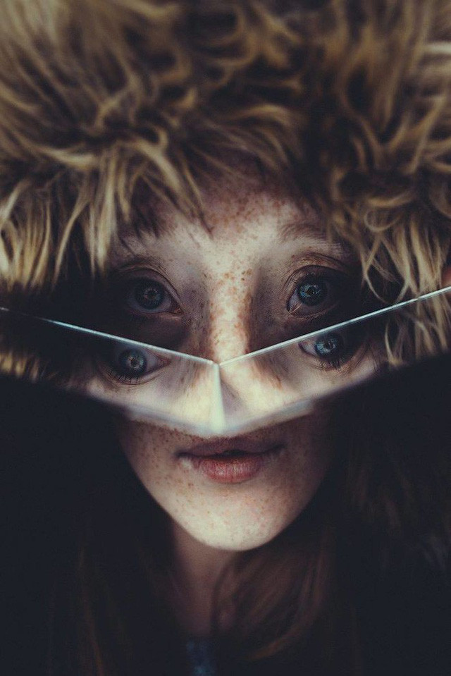 Kể từ khi sinh ra, Ilka Brühl - một cô gái 26 tuổi đến từ Đức - đã có một cuộc sống không như những đứa trẻ khác khi sở hữu một khuôn mặt dị tật kì lạ và chiếc mũi dị dạng. Cô cũng thiếu mất ống lệ bên mắt phải dẫn tới hiện tượng chảy nước mắt bất cứ lúc nào.