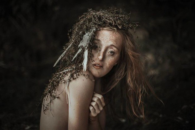 Cách đây 2 năm, cô bắt đầu nhận làm mẫu ảnh cho vài người bạn. Những bức ảnh mang vẻ đẹp mê hoặc, ma mị, khó chấp nhận của cô dần dần nhận được sự đồng cảm từ người khác. Kể từ đó, Ilka thường xuyên chia sẻ, cổ vũ những người khác thoát khỏi chiếc vỏ của bản thân để chỉ người khác vẻ đẹp thực sự của mình.