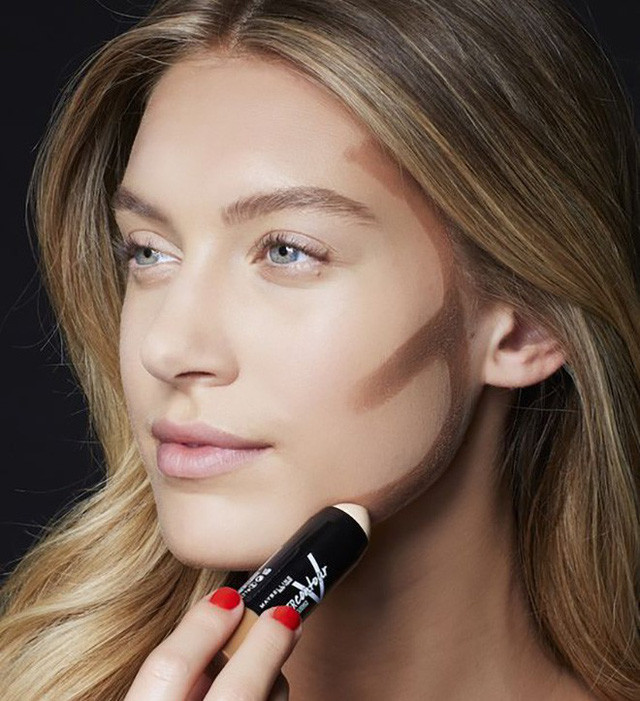  7. Sử dụng phấn tông tối để tạo khối, che đi cằm đôi Nếu chẳng may bạn có cằm đôi và muốn giấu đi qua cách trang điểm thì bạn cần sử dụng phấn tạo khối để giúp khuôn mặt thon gọn hơn. Cách làm: Sử dụng phấn tạo khối, vẽ số 3 từ trán cho tới xương gò má và dưới hàm. Làm tương tự ở bên còn lại. Tán đều phấn ra theo đường phấn trên trán, xương gò má và đường viền ở cằm.