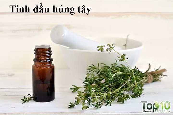 Tinh dầu húng tây có thể giúp thúc đẩy sự phát triển của tóc bằng cách kích thích da đầu và ngăn ngừa rụng tóc. Nó cũng có lợi trong việc giảm bớt các vấn đề về da đầu và gàu.