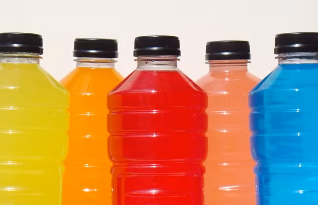 Đồ uống thể thao chứa phẩm màu và dầu thực vật gây ung thư. Thức uống thể thao không nhất thiết là xấu hoặc bị cấm, và chúng thực sự chứa các vitamin, khoáng chất và các yếu tố lành mạnh khác. Nhưng một số nhà sản xuất nhằm ngăn chặn mùi hôi của thức uống này và tăng cường màu sắc với sự giúp đỡ của dầu thực vật bromated, BVO (E-443). Trước thực tế này, E-443 đã bị cấm ở Nhật Bản và châu Âu do độc tính của nó, và cũng có nguy cơ phát triển ung thư vú và tuyến tiền liệt.