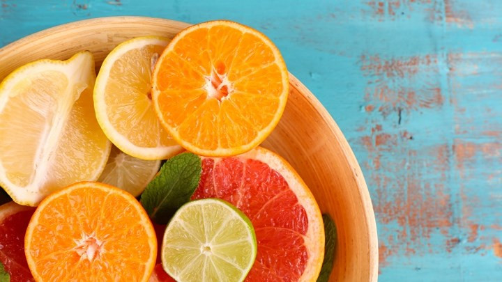 Vitamin C: Vitamin C rất quan trọng để hình thành collagen. Collagen là hợp chất trong làn da của bạn mà giữ cho nó đàn hồi và trẻ trung. Cơ thể cũng cần collagen cho xương, sụn, cơ bắp và mạch máu. Giống như vitamin E, vitamin C cũng chứa các chất chống oxy hóa mạnh mẽ. Ngoài ra, vitamin C cũng giúp cơ thể hồi phục nhanh chóng khi bị cảm lạnh.