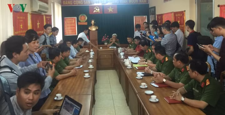 Theo Thiếu tướng Phan Anh Minh, trong quá trình điều tra vụ án, Phó trưởng Công an quận 3 Trần Thị Kim Lý là người đã phát hiện ra một băng nhóm có một số đối tượng từng bị bắt ở các quận: Tân Bình, 12 và huyện Hóc Môn. (Ảnh: Tiến Dũng)