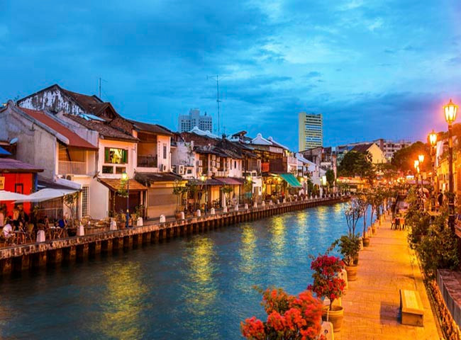  1. Thành phố Malacca, Malacca Du lịch Malaysia, bạn không thể bỏ qua Thành phố Malacca, là một nơi tràn ngập trong không khí lịch sử và văn hóa, nơi này được UNESCO công nhận là di sản thế giới năm 2008. Nằm dọc eo biển Malacca, nơi đây thu hút khách du lịch thập phương bởi khung cảnh thiên nhiên tuyệt đẹp, những ngôi nhà đậm chất kiến trúc cổ, ẩm thực phong phú, cùng nhiều điểm tham quan có giá trị như nhà thờ St Paul, pháo đài Malacca...