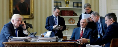 Tổng thống Trump, trưởng nhóm nhân viên hậu cần Reince Priebus, phó Tổng thống Mike Pence, cố vấn cấp cao Steve Bannon, giám đốc truyền thông Sean Spicer và cố vấn an ninh quốc gia Michael Flynn, cùng tham gia trong một cuộc điện đàm với Tổng thống Nga Putin vào ngày 28/1/2017 - Ảnh: Reuters.