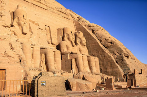 Đền Abu Simbel với 4 bức tượng Pharaoh khổng lồ ở phía trước.