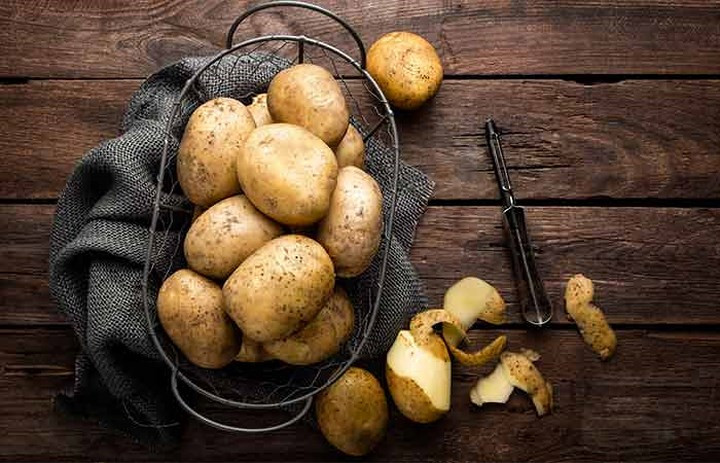 Khoai tây có đặc tính làm se giúp thu hẹp các mạch máu quanh mắt. Nó cũng giúp đôi mắt bị kích thích thư giãn nhẹ nhàng. Lấy khoai đã gọt và cắt lát mỏng rồi đặt trên mỗi mắt. Để trong 20 đến 30 phút trước khi rửa lại bằng nước sạch.