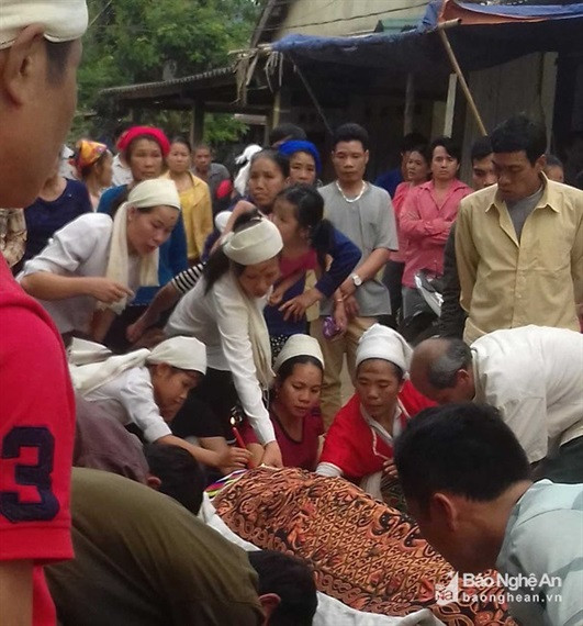 Người thân tiến hành mai. táng chị K theo phong tục địa phương. (Ảnh: N.N/Báo Nghệ An)