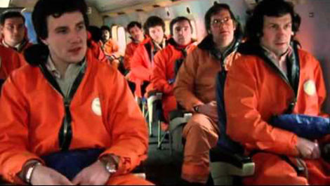 Những người vừa trải qua tai nạn kinh hoàng được trực thăng cứu vớt.