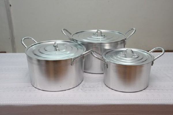 Dùng bằng nhôm khi nấu ăn sẽ gây hại. Ảnh minh họa