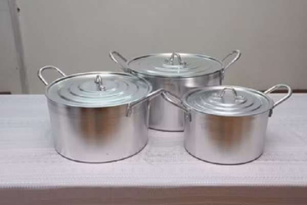 Dùng bằng nhôm khi nấu ăn sẽ gây hại. Ảnh minh họa