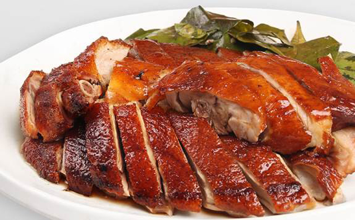 Vịt quay lá móc mật: Đây là món ngon có tiếng của người Lạng Sơn. Món này đòi hỏi người chế biến phải khéo léo để thịt vịt không bị tanh lại thơm mùi lá móc mật. Khi ăn chấm với phần nước đọng trong vịt sau khi quay, thêm xì dầu, ớt. Ngoài vịt quay, món phở vịt ở đây cũng rất nổi tiếng. Thịt vịt mềm ngọt, nước dùng béo ngậy và vị chua của măng tạo nên sức hấp dẫn khó cưỡng cho ẩm thực xứ Lạng. Ảnh: Foody, Nhanongxanh.