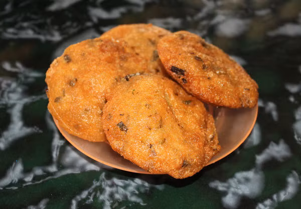 Bánh áp chao: Món bánh này có vỏ được chế biến từ gạo nếp trộn gạo tẻ. Bên trong nhân bánh chính là món thịt vịt nổi tiếng của người Lạng Sơn. Vỏ bánh rán giòn quyện với vị đậm đà của thịt vịt và mắm chua ngọt, ăn kèm rau sống rất kích thích vị giác. Ảnh: Northemvietnamtravel, Wikivietnam.