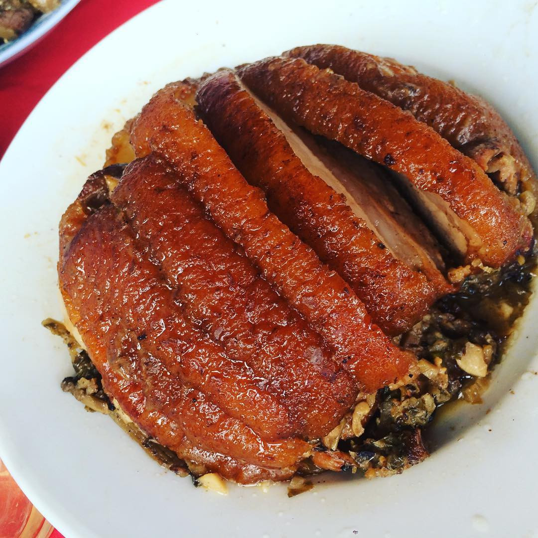 Khâu nhục: Món ăn nghe lạ tai này vốn có nguồn gốc từ Trung Quốc. Khi du nhập vào Việt Nam, khâu nhục được người Tày, Nùng ở Lạng Sơn biến đổi cho phù hợp và nhanh chóng trở thành đặc sản nơi đây. Thịt ba chỉ thớ dày ướp cùng các loại gia vị, tần ô. Khi hấp thêm khoai lang, lá tàu soi. Món đặc sản của Lạng Sơn này ăn kèm xôi, cơm hay bánh mì đều rất ngon. Ảnh: Yeudulich, QTV.