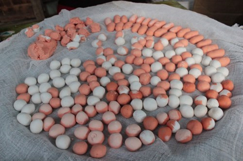 Bánh coóng phù: Coóng phù khá giống bánh trôi có vỏ làm bằng bột nếp với phần nhân là đường nâu. Bánh được ăn kèm với nước nấu từ đường hoa mai và gừng thơm nức mũi, trên rắc thêm ít dừa và lạc. Ăn miếng bánh nóng hổi vào những ngày gió lạnh ở nơi vùng cao chắc chắn sẽ mang lại cho bạn những trải nghiệm đáng nhớ. Ảnh: Tintuclangson, Ngocfoody.