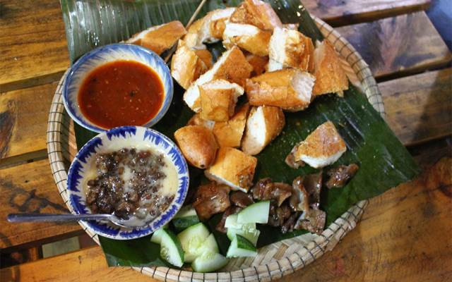 Bánh mì nướng: Bên cạnh những món chính đẫy đà, người dân ở đây còn có rất nhiều món ăn vặt, nổi bật là bánh mì nướng. Bánh mì nướng Lạng Sơn gồm hai loại có nhân và không có nhân. Đầu tiên, bánh được nướng với dầu ăn, sau đó thêm một lớp hỗn hợp dầu hào, mật ong để có màu vàng đậm và thơm hơn. Ngoài ra, nước chấm bánh mì cũng được chế biến rất đặc sắc với vị chua cay ngòn ngọt ăn rất bắt miệng. Ảnh: Foody, Lozi.