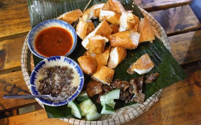 Bánh mì nướng: Bên cạnh những món chính đẫy đà, người dân ở đây còn có rất nhiều món ăn vặt, nổi bật là bánh mì nướng. Bánh mì nướng Lạng Sơn gồm hai loại có nhân và không có nhân. Đầu tiên, bánh được nướng với dầu ăn, sau đó thêm một lớp hỗn hợp dầu hào, mật ong để có màu vàng đậm và thơm hơn. Ngoài ra, nước chấm bánh mì cũng được chế biến rất đặc sắc với vị chua cay ngòn ngọt ăn rất bắt miệng. Ảnh: Foody, Lozi.