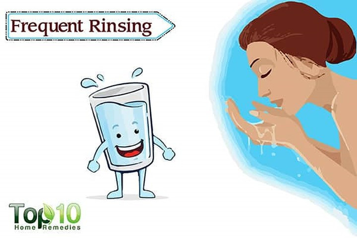  1. Thường xuyên rửa sạch: Nếu bạn bị đau mắt đỏ do tiếp xúc với bụi, ánh nắng mặt trời khắc nghiệt, phấn hoa hoặc bất kỳ hóa chất nào nên tránh cọ xát đôi mắt vì nó sẽ chỉ làm tăng viêm và gây đỏ nhiều hơn. Để giảm bớt sự khó chịu này, hãy rửa mắt nhiều lần trong ngày để loại bỏ các chất kích thích gây ra đỏ mắt.