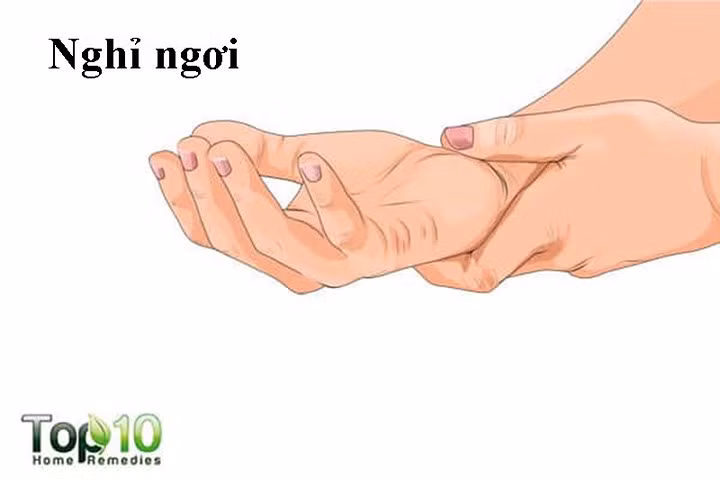 Nghỉ ngơi: Để chữa lành nhanh ngón tay bị bong gân, bạn cần để nó nghỉ ngơi. Nghỉ ngơi thích hợp rất quan trọng để phục hồi tổn thương mô mềm. Mặt khác, sự căng thẳng liên tục sẽ gây ra nhiều tình trạng viêm, đau và tổn thương hơn nữa. Ngoài ra, không nghỉ ngơi sẽ mất nhiều thời gian hơn để chữa lành vết thương.