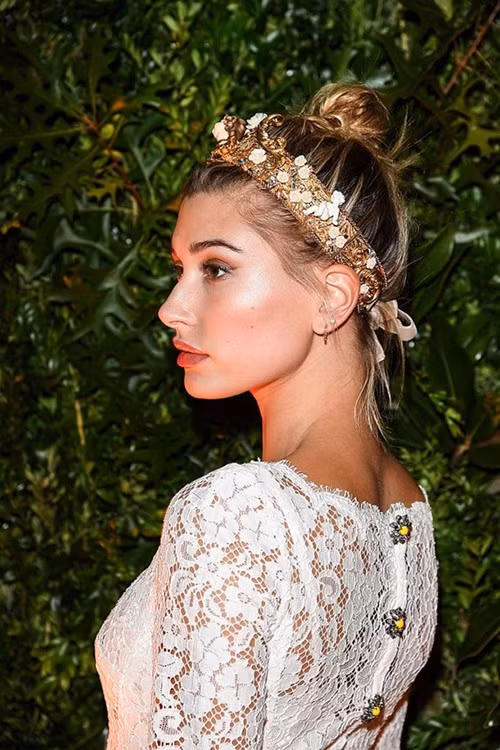  1. Dùng máu để dưỡng da Hailey Baldwin chính là mỹ nhân có chiêu dưỡng da nghe khá “kinh dị” này! Vị hôn thê của Justin Bieber sẽ được lấy máu từ cánh tay, sau đó đưa vào máy ly tâm để lọc ra huyết tương và các tế bào máu trắng. Những thành phần này sau đó sẽ được pha trộn vào một loại kem dưỡng da có tên MC1 Blood Moisturizer và được chân dài 21 tuổi dùng hàng ngày. 