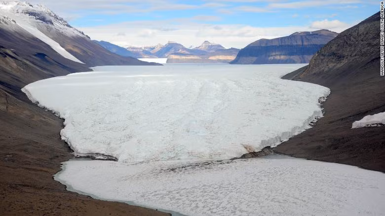 Việc tìm kiếm những hóa thạch tại Nam Cực diễn ra ở dãy núi Transantarctic, dãy núi chia cắt châu lục này thành 2 miền Đông và Tây. Việc băng qua những con sông băng và cánh đồng tuyết trong nhiệt độ dưới 0 độ C và sức gió trên 60 km/h là không hề dễ dàng. Ảnh: CNN.