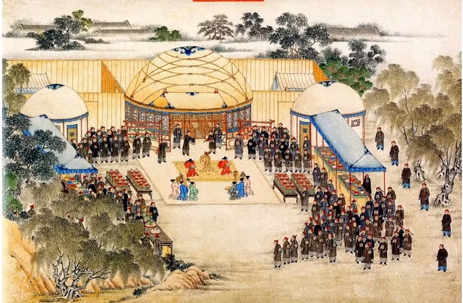 Bức tranh được cho là vẽ vua Quang Trung (mặc áo vàng) cùng hai bồi thần đang làm lễ bái yết trước vua Càn Long.