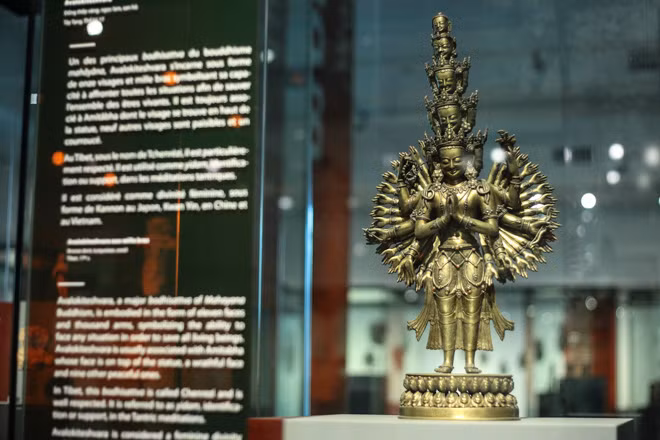 Tượng Quán Thế Âm hiện thân dưới dạng 11 khuôn mặt và nghìn cánh tay được làm từ nhiều chất liệu như đồng thếp vàng, ngọc lam, san hô của người Tây Tạng (thế kỷ 17).