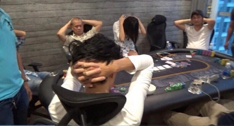 Các con bạc bị bắt quả tang trên bàn chơi bạc.