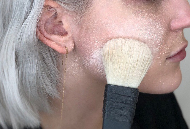  8. Đánh lớp phấn phủ không màu dưới lớp kem nền Tuy nghe khá điên rồ nhưng thật sự cách làm này sẽ giúp bạn giữ lớp trang điểm lâu hơn. Đánh kem lót sau đó đánh phấn phủ không màu, rồi mới bôi lớp kem nền lên trên. Cách làm này sẽ giúp lớp phấn giữ được suốt cả ngày, đồng thời lớp trang điểm nhìn tự nhiên hơn.