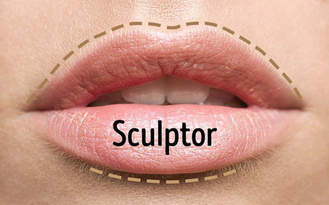  6. Sử dụng phấn tạo khối để giúp môi đầy đặn gợi cảm hơn Phấn tạo khối cùng cọ dạng mỏng có thể giúp đôi môi bạn trở nên dày, đầy đặn gợi cảm hơn. Đây là bí quyết trang điểm mà những người nổi tiếng thường dùng trước khi lên thảm đỏ. Bạn có thể tạo bóng cho môi dưới và highlight ở môi trên. Vẽ một đường rất mỏng cách bờ môi 2-3mm, sau đó vẽ thêm một đường highlighter, viền lại môi trên để giúp môi trông đầy đặn hơn. 